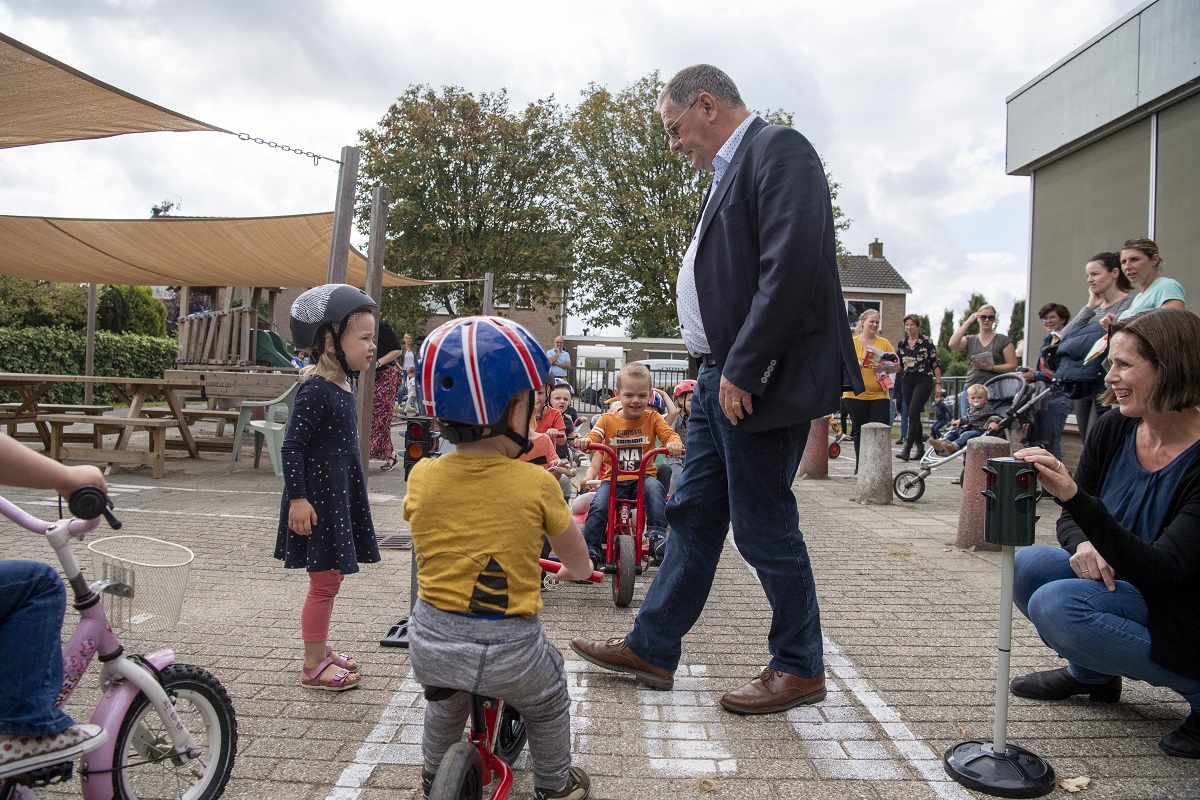 Wethouder Vervaet opent het eerste zebrapad van Zaamslag